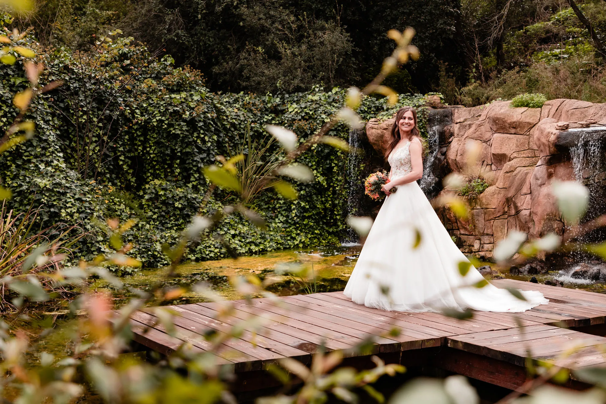 Novia en un jardín durante una sesión de boda.