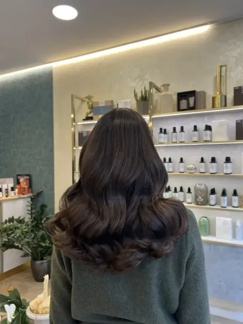 Ondas en melena morena realizado en Salón Anzhela.