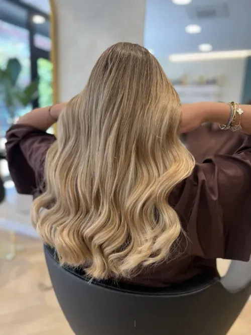 Balayage rubio con ondas realizado en Salón Anzhela.