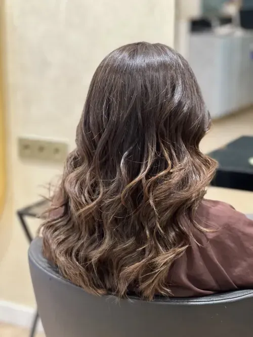 Balayage beige con ondas realizado en Salón Anzhela.
