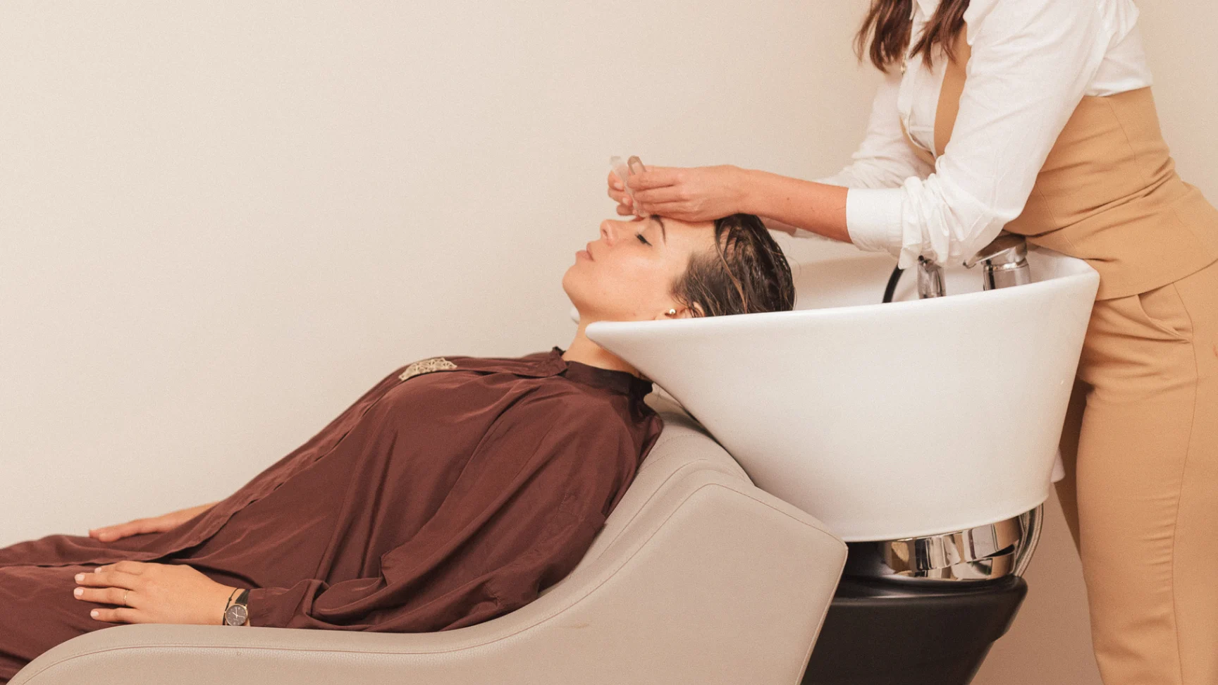 Aplicación de tratamiento capilar Secretos del Agua para la experiencia Hair Spa.