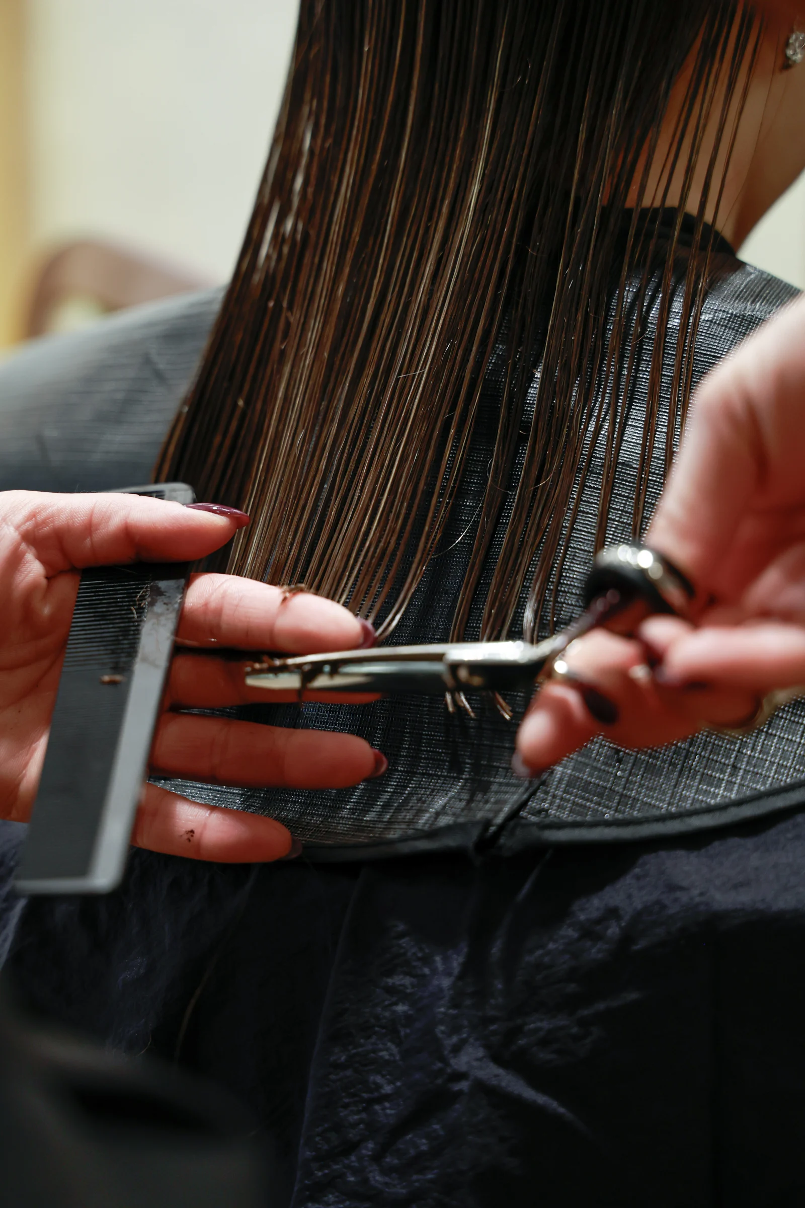 Servicio de corte y styling en el salón Anzhela.